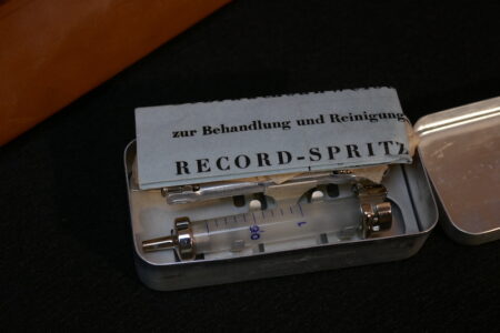 Original WWII German Luftschutz Medical Kit - Complete with Contents (US SALES ONLY) - Image 17