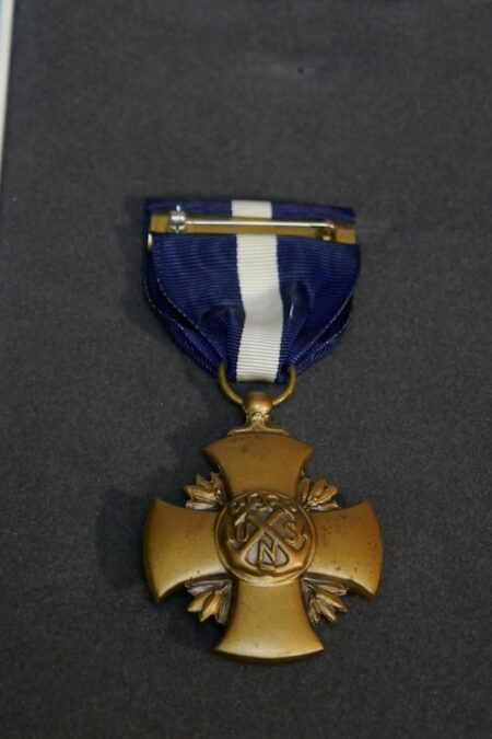 Post-WWII US Navy Cross with Issue Case - Image 4