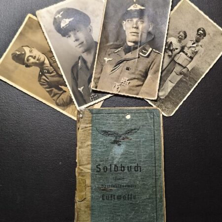 WWII Luftwaffe Soldbuch - Unteroffizier Herbert Richter - Schwere Flak Abteilung 231 - Iron Cross First Class / Flak Badge - 8.8cm Flak - Portrait Photos  - Oder 1945